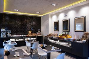 a restaurant with tables and chairs in a room at Habitus Hotel Leyre in Pamplona