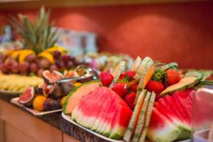 un mucchio di frutta su piatti a buffet di Hotel Wallis a Monaco