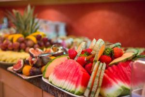 un mucchio di frutta su piatti su un buffet di Hotel Wallis by ANS a Monaco