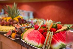 un montón de fruta en platos en un buffet en Hotel Wallis, en Múnich