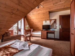 Posteľ alebo postele v izbe v ubytovaní Villa Magnat SPA, JACUZZI, SAUNA, TĘŻNIA SOLANKOWA