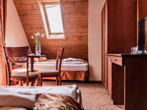 TV a/nebo společenská místnost v ubytování Villa Magnat SPA, JACUZZI, SAUNA, TĘŻNIA SOLANKOWA
