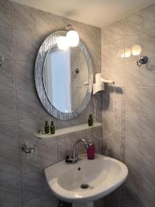 y baño con lavabo y espejo. en Filoxenia by Grispos Villas, en Schinoussa