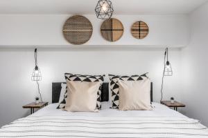 una camera da letto bianca con un letto bianco con cuscini bianchi e neri di Granary Suite No22 - Donnini Apartments ad Ayr Altre 12 foto