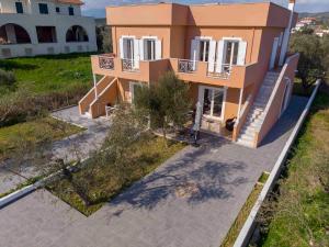 - une vue aérienne sur une maison avec une cour dans l'établissement Laconian Collection Mavrovouni Beach House (Right), à Gythio