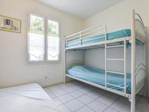 ラ・フロットにあるModern Holiday Home in Sainte-Marie-de-Re near Seaのベッドルーム1室(二段ベッド2組付)