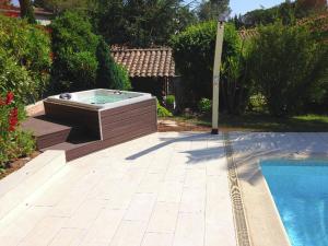 A piscina em ou perto de Luxurious Holiday Home in Saint Rapha l