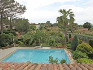 Uma vista da piscina em Luxurious Holiday Home in Saint Rapha l ou nas proximidades