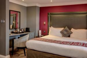 Кровать или кровати в номере St James Hotel; BW Premier Collection