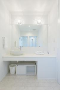 京都的住宿－ゲストスイート福菊，白色的浴室设有水槽和镜子