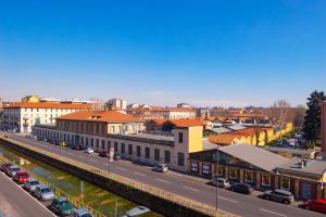 vista su una città con strada e edifici di LUVI - Alzaia Naviglio Pavese a Milano