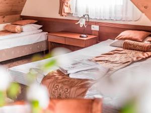 Posteľ alebo postele v izbe v ubytovaní Villa Magnat SPA, JACUZZI, SAUNA, TĘŻNIA SOLANKOWA