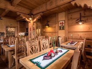 Reštaurácia alebo iné gastronomické zariadenie v ubytovaní Villa Magnat SPA, JACUZZI, SAUNA, TĘŻNIA SOLANKOWA