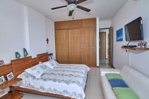Schlafzimmer mit einem Bett und einem Flachbild-TV in der Unterkunft Hermoso Apartamento Frente al Mar 2 Habitaciones PAZ146 in Coveñas
