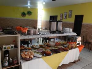 einem Tisch mit vielen verschiedenen Lebensmitteln in der Unterkunft Hotel Rio Preguiças in Barreirinhas
