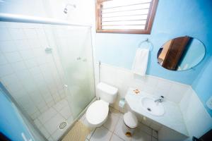ein Bad mit einem WC, einer Dusche und einem Waschbecken in der Unterkunft Hotel Rio Preguiças in Barreirinhas