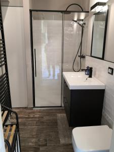 een badkamer met een douche, een wastafel en een toilet bij DOMUSCUNEO Barra di Ferro 2 tortora in Cuneo