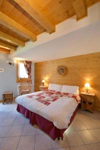 A bed or beds in a room at Hotel L'espoir