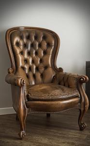 una silla de cuero marrón sentada en una habitación en Ara Suite, en Roma