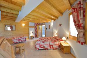 - une chambre avec un lit dans une pièce dotée de plafonds en bois dans l'établissement Hotel L'espoir, à Champoluc