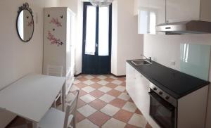 A kitchen or kitchenette at Hotel Villa San Fedele