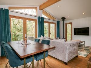 una sala de estar con una mesa y un sofá en 9 Stonerush Valley, en Looe