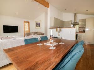 una sala de estar con una mesa y un sofá en 9 Stonerush Valley, en Looe