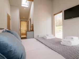 Un dormitorio con una cama con toallas. en 9 Stonerush Valley, en Looe