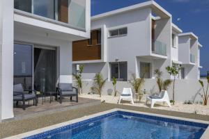 una villa con piscina y una casa en Protaras Villa Alasia, en Protaras