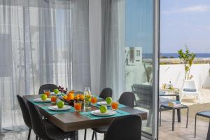 un comedor con una mesa con frutas. en Protaras Villa Alasia, en Protaras