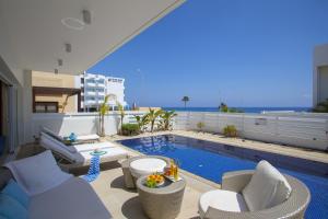 プロタラスにあるCentral Protaras Seaview Villa Zinniaの建物の屋上にあるプール