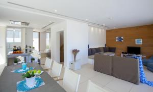 プロタラスにあるCentral Protaras Seaview Villa Zinniaのリビングルーム、ダイニングルーム(青いソファ付)