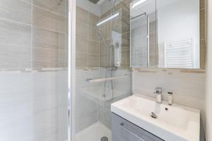 Un baño de CHARMING BRIGHT AND EQUIPPED APARTMENT 8 fotos más