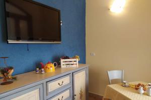 einen TV auf der Kommode in einem Zimmer in der Unterkunft camerealmare in Castiglione della Pescaia