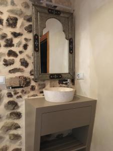 A bathroom at Apartamentos A Fala en Trevejo y San Martin de Trevejo, Sierra de Gata Még 37 kép