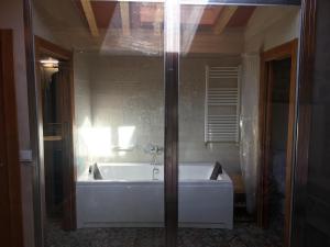 Et badeværelse på Apartamentos A Fala en Trevejo y San Martin de Trevejo, Sierra de Gata