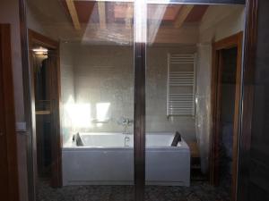A bathroom at Apartamentos A Fala en Trevejo y San Martin de Trevejo, Sierra de Gata