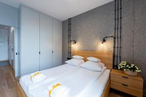 Postel nebo postele na pokoji v ubytování GO Apartments - ApartHotel + 37 fotografií