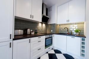 Kuchyň nebo kuchyňský kout v ubytování GO Apartments - ApartHotel