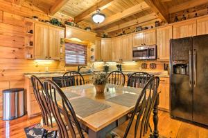 una cucina con tavolo, sedie e frigorifero di Smoky Mountain Cabin about 5 Mi to Pigeon Forge a Sevierville