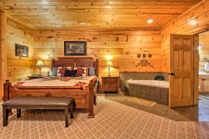 una camera con letto e vasca di Smoky Mountain Cabin about 5 Mi to Pigeon Forge a Sevierville