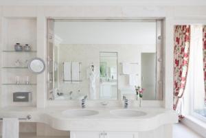Salle de bains dans l'établissement Le Bristol Paris, Oetker Hotels