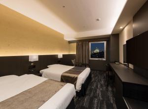 Een bed of bedden in een kamer bij KKR Hotel Osaka