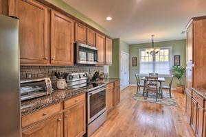 Gallery image of Peaceful Family-Friendly Home with Fireplace and Porch in Weaverville +18 photos