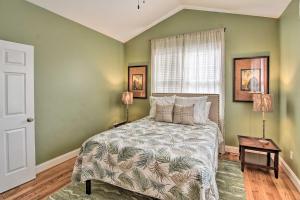 Ένα ή περισσότερα κρεβάτια σε δωμάτιο στο Peaceful Family-Friendly Home with Fireplace and Porch