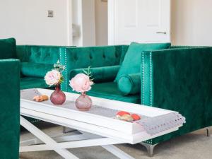 uma sala de estar com um sofá verde e uma mesa de centro em Lovely Apartment Near Town Center em Folkestone