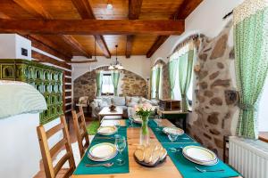 ein Esszimmer mit einem langen Tisch mit blauen Platten in der Unterkunft Chalupa Na peci in Želnava