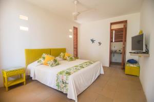 1 dormitorio con 1 cama y TV en Hotel Chiniu, en Palomino