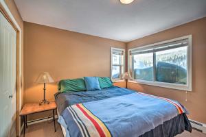 una camera da letto con un letto e una finestra di Charming Big Sky Ski Nook Less Than 1 Mile to Ski Resort! a Big Sky