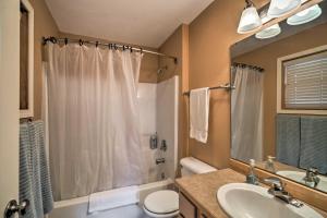 un bagno con doccia, WC e lavandino di Charming Big Sky Ski Nook Less Than 1 Mile to Ski Resort! a Big Sky Altre 16 foto